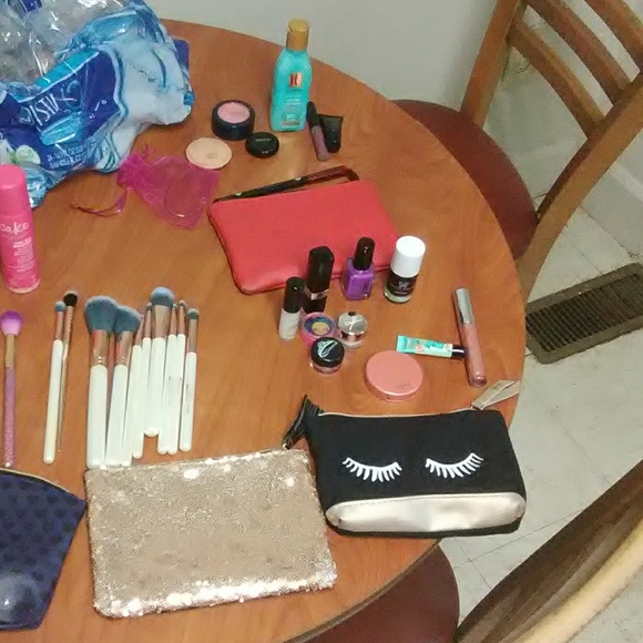I'm selling my make up - Picture 1 of 2